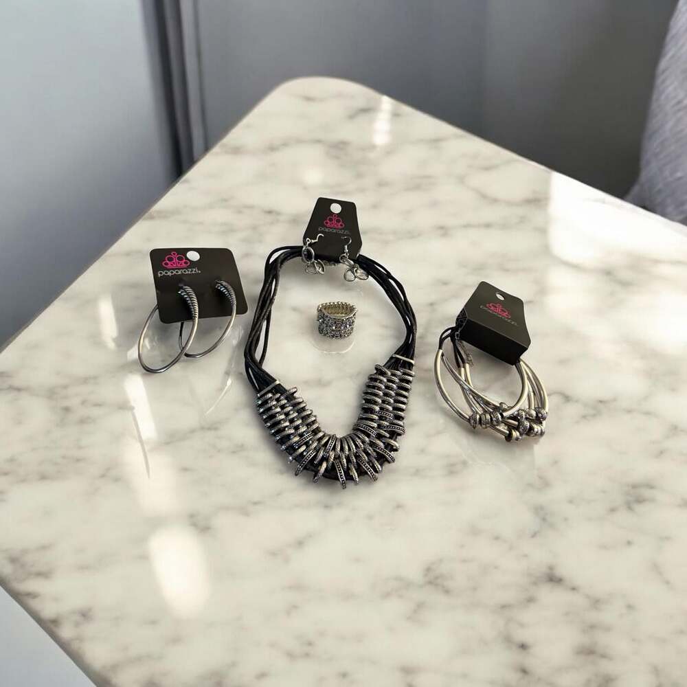 Paparazzi Magnificent Musings April 2021. 4-Piece Jewelry Set Black and Silver